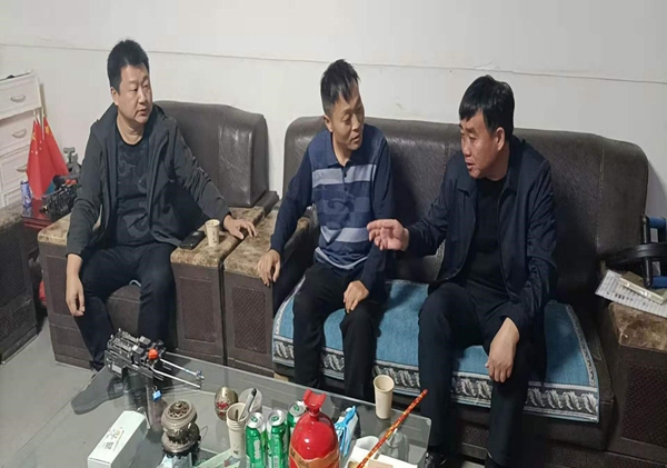 蒙城县城关街道联合县经信局开展四送一服走访活动(图1) 蒙城县城关街道联合县经信局开展四送一服走访活动(图1)
