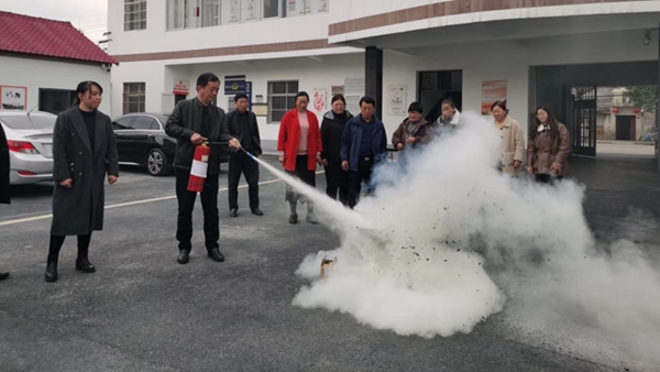 蒙城县城关街道富园社区开展消防实战应急演练活(图1) 蒙城县城关街道富园社区开展消防实战应急演练活(图1)